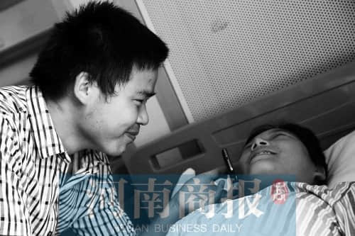 女子怀孕4个月患白血病 丈夫为救妻一天3顿馒头