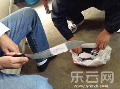 学校从学生处搜出的管制刀具。