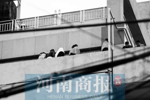 郑州瑜伽馆突然关门 多名女会员欲跳楼维权(图)