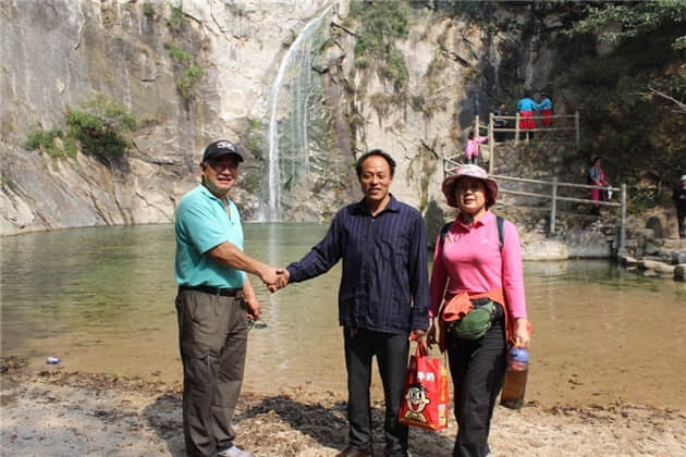 南阳百尺潭景区母子落水 男游客施救不留名