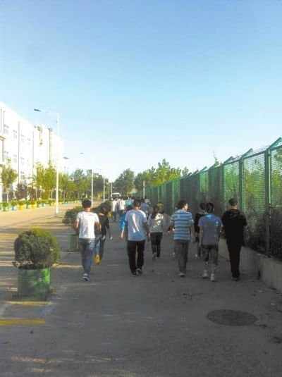 西安千名大学生被逼富士康实习 不去不发学位