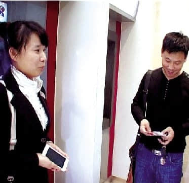 卡主取钱忘记取走卡 女孩等失主等到凌晨