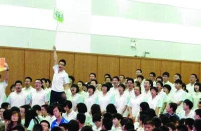 高考“神校”衡水中学：学生吃饭只给4分钟？
