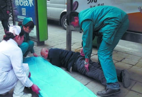 郑州74岁老人倒地无人扶 多人守候叫救护车