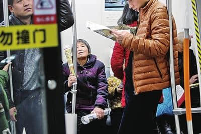 地铁遭遇高峰考验 春运期间或临时延长运营时间