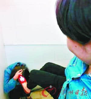 女学生为争男友施暴 现场照片微博热传引警方