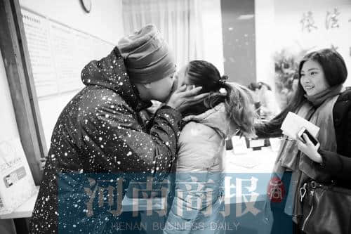 郑州2600多对新人“扎堆”领证 抢头彩凌晨排队
