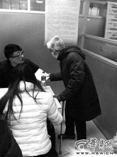 昨日，81岁的崔奶奶向招聘单位详细询问招聘信息本报记者周艳涛摄